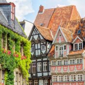 Alte, traditionelle Fachwerkhäuser in der Welterbestadt Quedlinburg im Harz, Markt und und Gebäude der Stadtverwaltung