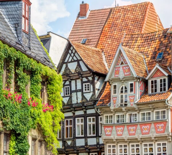 Alte, traditionelle Fachwerkhäuser in der Welterbestadt Quedlinburg im Harz, Markt und und Gebäude der Stadtverwaltung