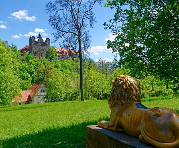 Löwe im Schlosspark im Selketal