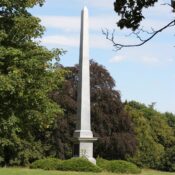 Ein Obelisk in einem Park