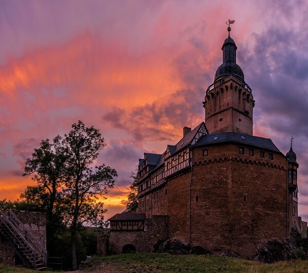 Sonnenuntergang hinter Burg Falkenstein