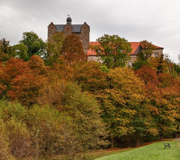 Schlosspark Ballenstedt mit Blick auf das Schloss im Herbst