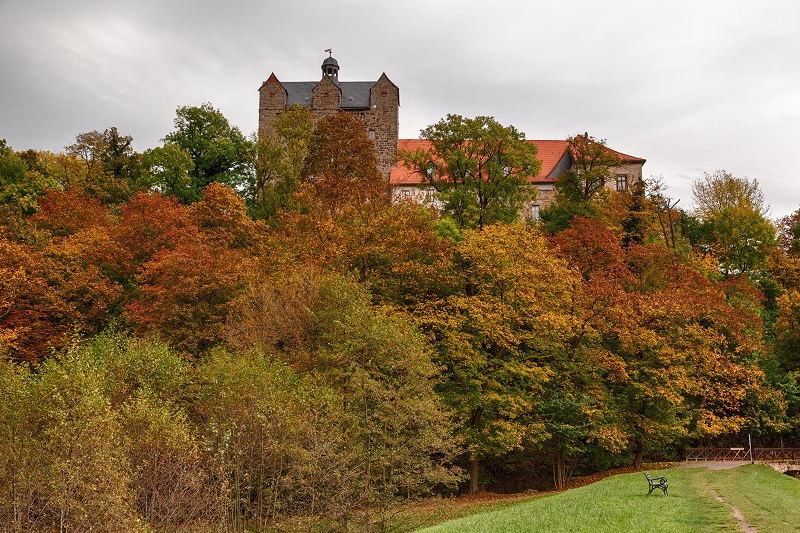 Schlosspark Ballenstedt mit Blick auf das Schloss im Herbst