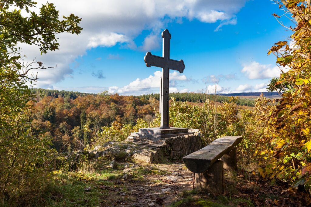 Blick auf das eiserne Kreuz der Maegdetrappe