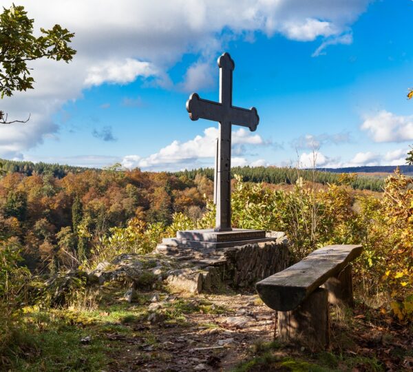 Blick auf das eiserne Kreuz der Maegdetrappe