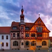 historisches Rathaus Harzgerode im Sonnenuntergang