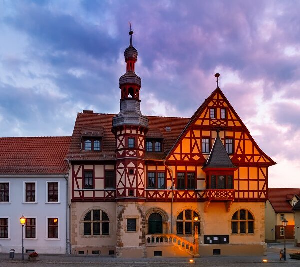 historisches Rathaus Harzgerode im Abendlicht
