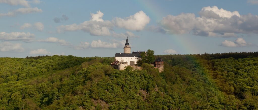 Burg Falkenstein im Selketal mit Regenbogen