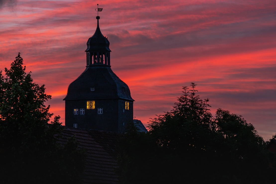 Sonnenaufgang bei der Marienkirche in Harzgerode im Selketal