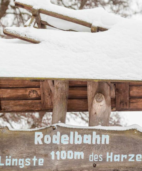 Rodelbahnschild bedeckt mit Schnee in Harzgerode im Selketal