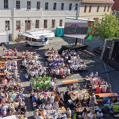 Wie der Blick über den Marktplatz Harzgerodes zeigt: Das Stadtfest „Sommermärchen“ zieht Besucher an.