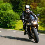 Motorradfahrer genießt die Freiheit der kurvenreichen Straßen des Harzes.