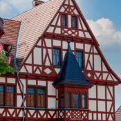 Detail der schönen Fachwerkfassade des Rathauses in Harzgerode.