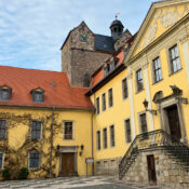 Schöner Blick über den Innenhof des Schlosses Ballenstedt.