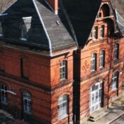 Der Schlossbahnhof Ballenstedt erstrahlt nach der Renovierung in neuem Glanz.