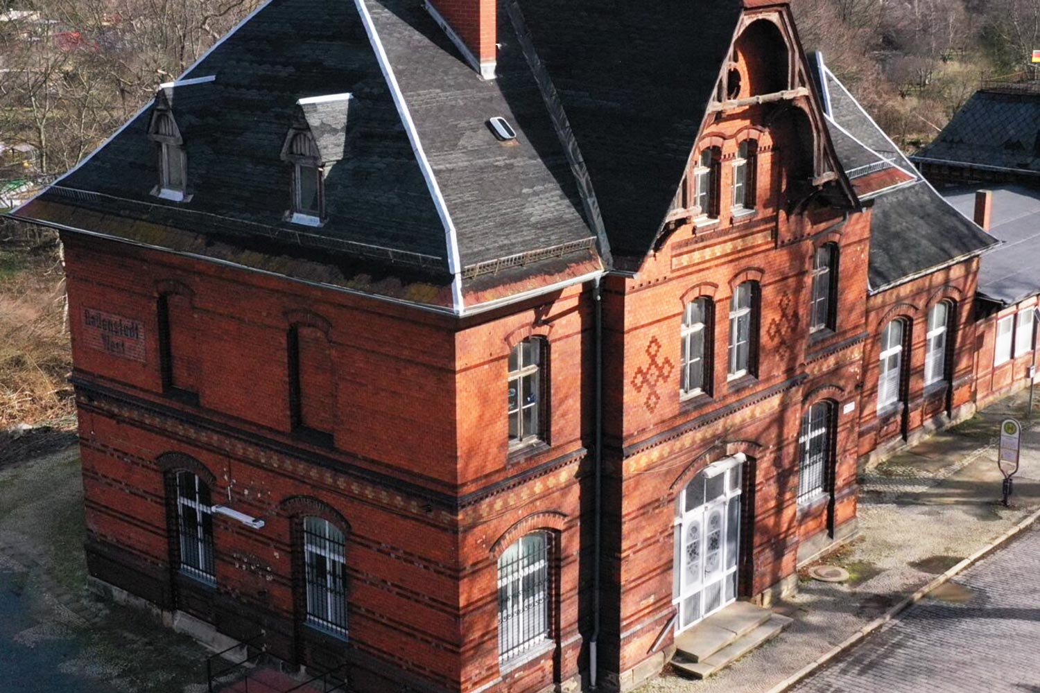 Der Schlossbahnhof Ballenstedt erstrahlt nach der Renovierung in neuem Glanz.