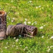 Das Key Visual der Wander-Challenge "Wie weit gehst du?" zieren zwei Wanderschuhe im Gras.