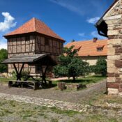 Der Burghof der mittelalterlichen Konradsburg bei Ermsleben lädt zum Verweilen ein.