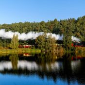 Die Selketalbahn fährt dampfend durch das herbstliche Selketal.