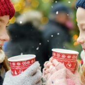 Zwei kleine Mädchen genießen heißen Punsch auf dem Weihnachtsmarkt in Ballenstedt.