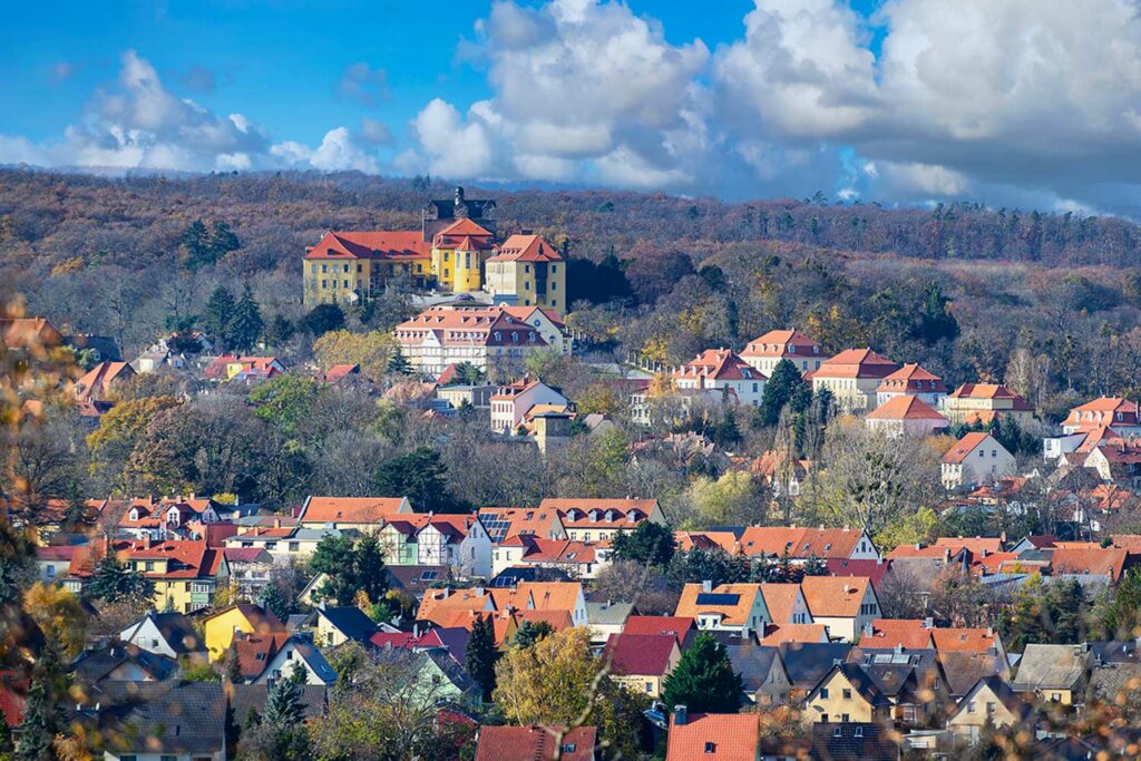 Blick von der Stadt auf das Schloss Ballenstedt an einem sonnigen Herbsttag